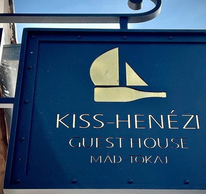 Kiss_Henezi Guest House Mad_1